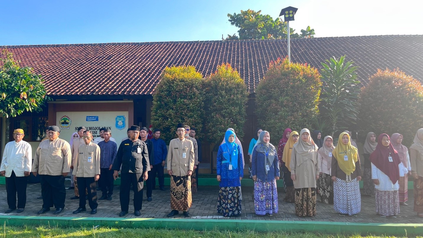 Bapak Ibu Guru dan tendik Upacara Hardiknas