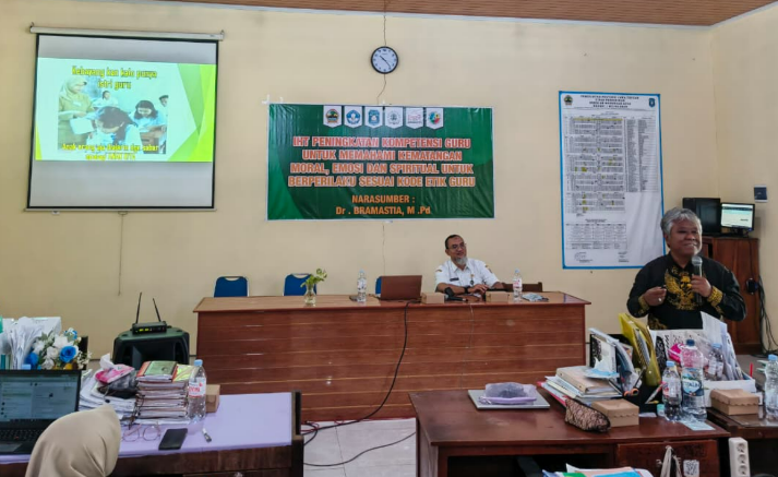 Kepala SMAN 1 Mojolaban Perkuat Integritas dan Keteladanan Guru melalui IHT